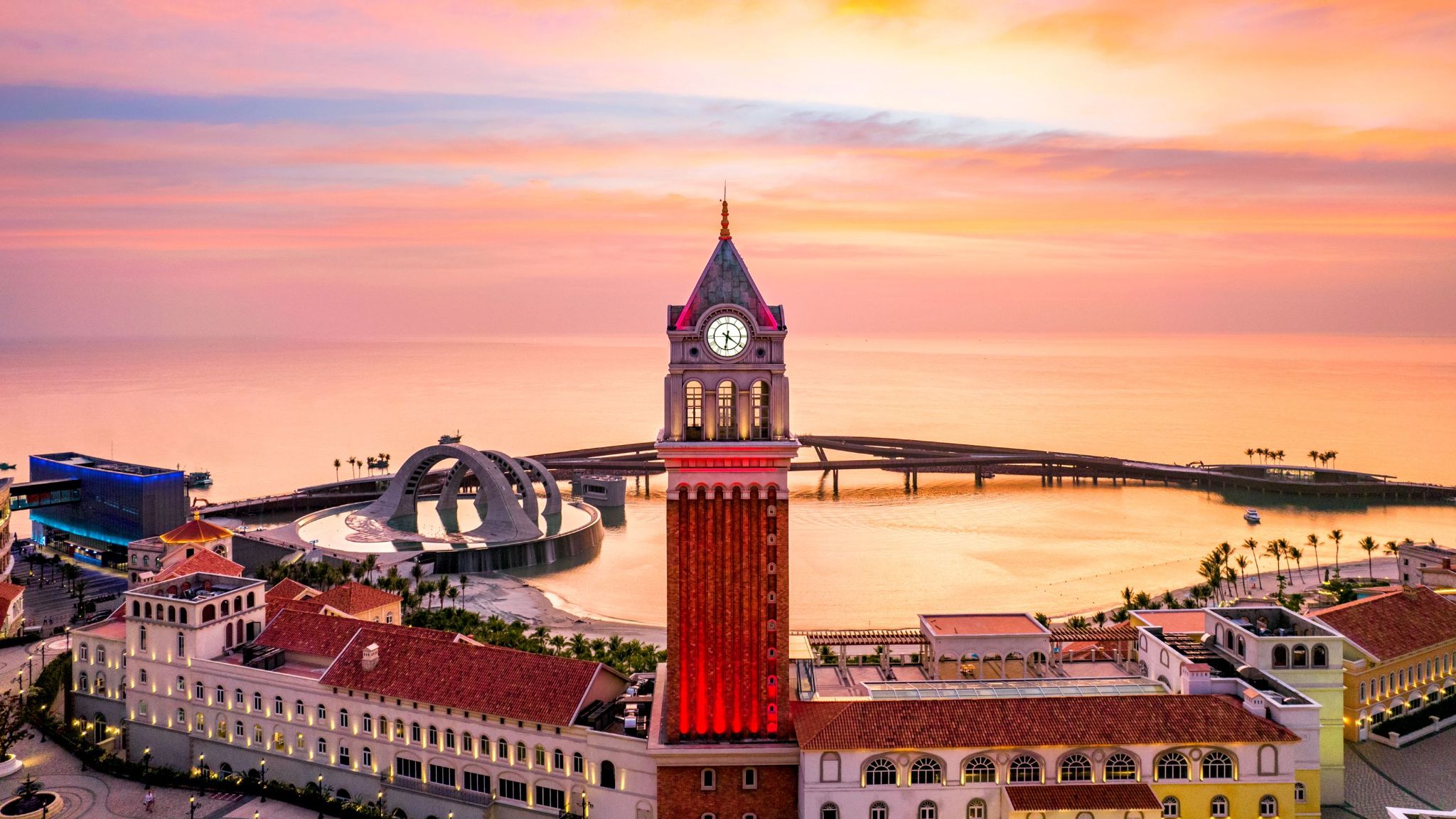 Tháp đồng hồ Central Village lấy cảm hứng từ tháp chuông St. Mark's Campanile