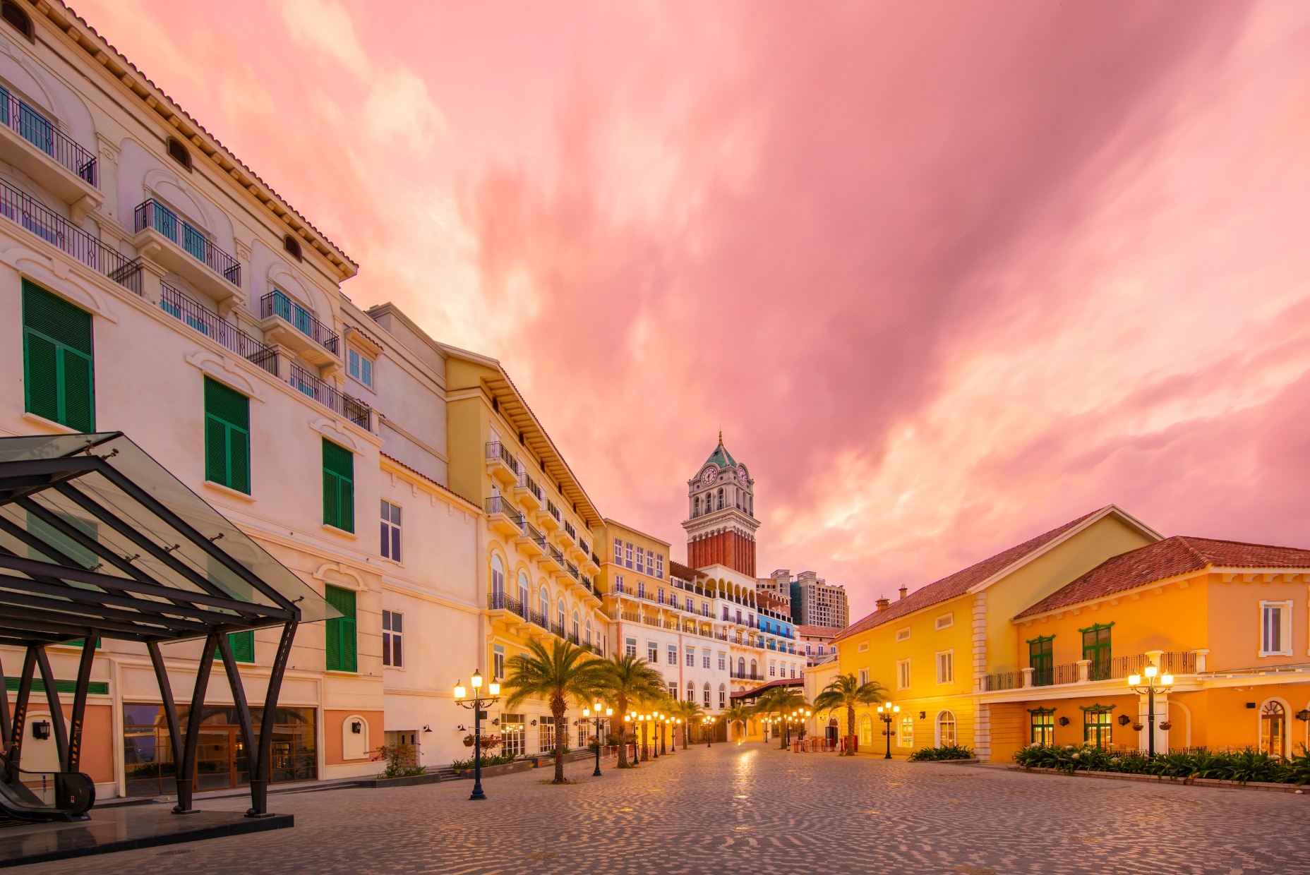 Sức hút đầu tiên của Sunset Town chính là ngôn ngữ kiến trúc Địa Trung Hải đầy quyến rũ
