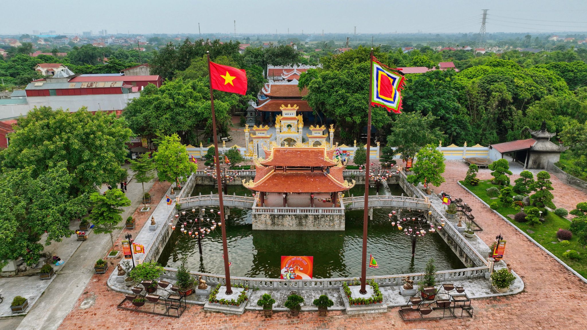 Đền Lảnh Giang là một trong những di tích gắn liền với tín ngưỡng thờ Mẫu của người Việt.