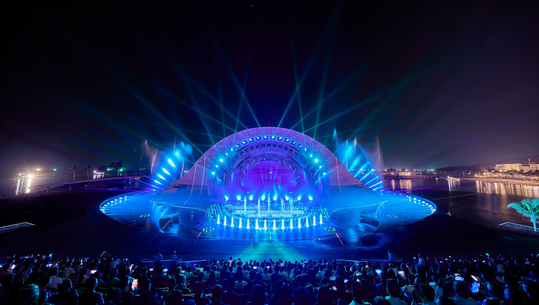 Sân khấu mãn nhãn của show Nụ hôn của biển cả