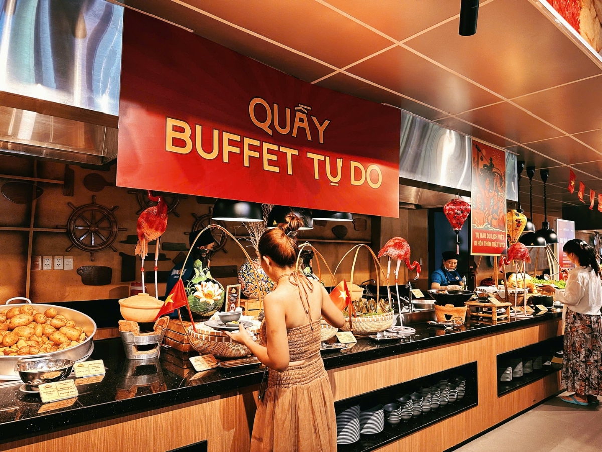 Du khách nên đặt vé combo kèm buffet để không cần phải lo lắng về vấn đề ăn uống