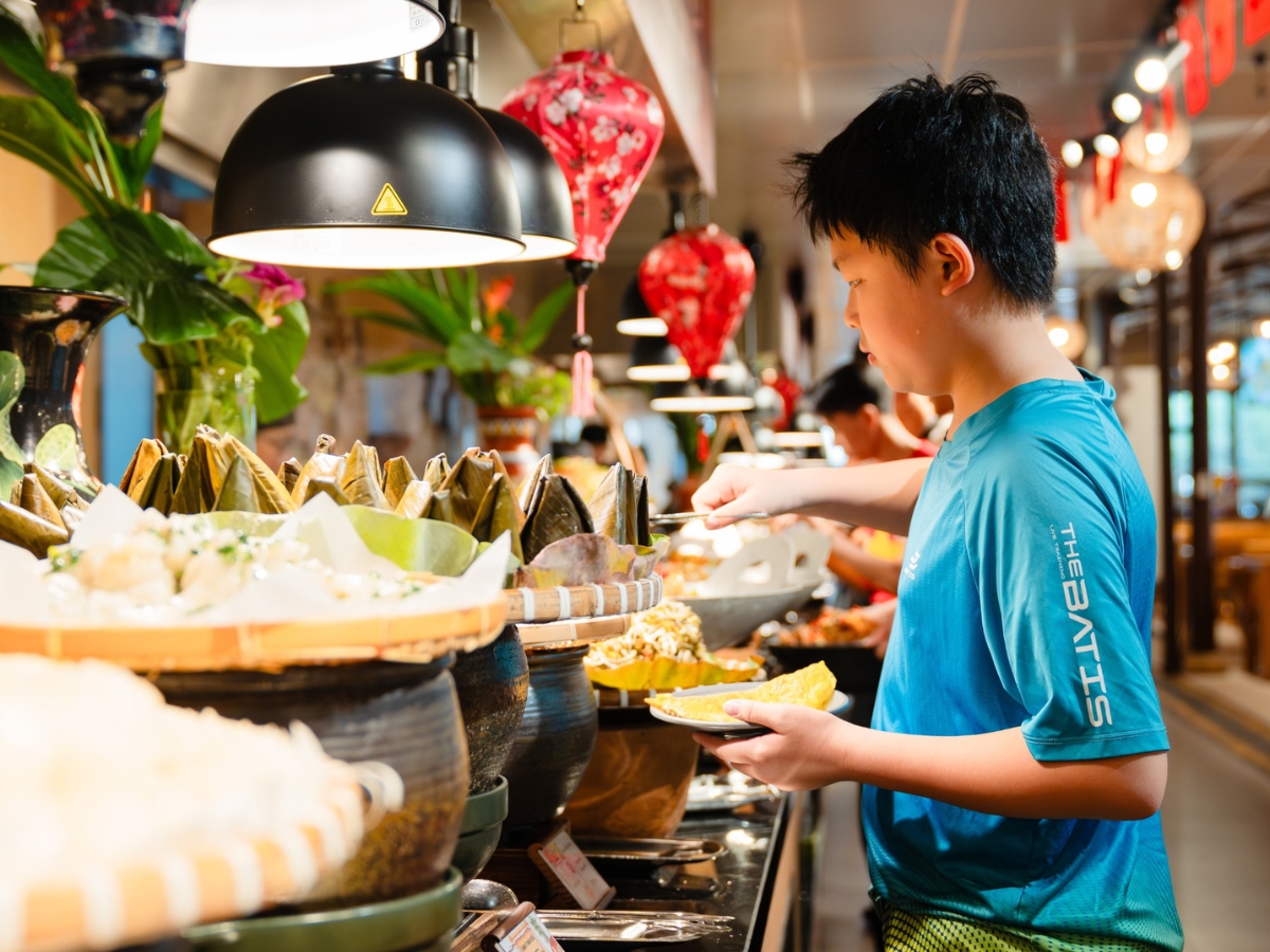 Du khách được thưởng thức bữa tiệc buffet với hơn 40 món ăn