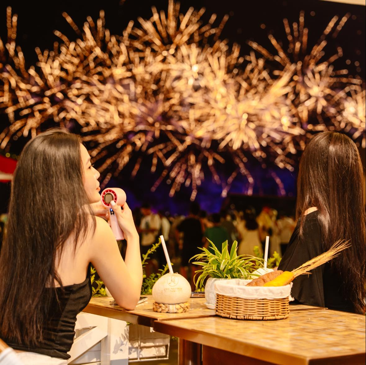 Du khách thưởng thức bánh ngọt và chiêm ngưỡng màn pháo hoa rực rỡ. (Nguồn: Sưu tầm)