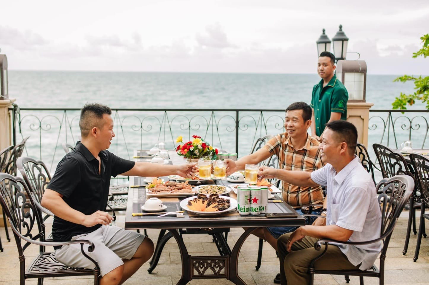 Green Tree Buffet Seafood phục vụ buffet hải sản trong không gian rộng thoáng bên bờ biển. (Nguồn: Sưu tầm)