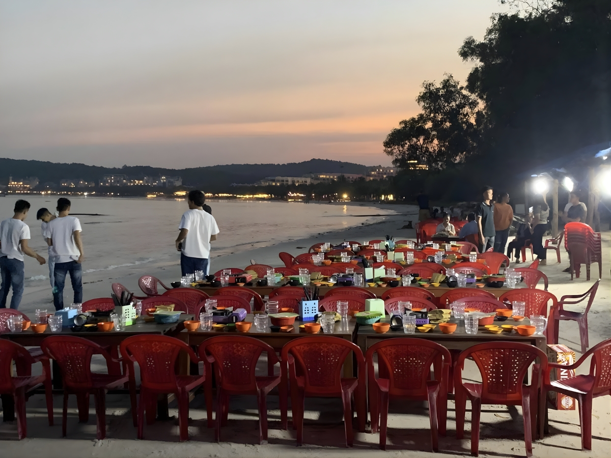 Hải sản Thanh Nga là quán ăn bình dân, nằm bên bờ biển Bãi Kem. (Nguồn: Sưu tầm)