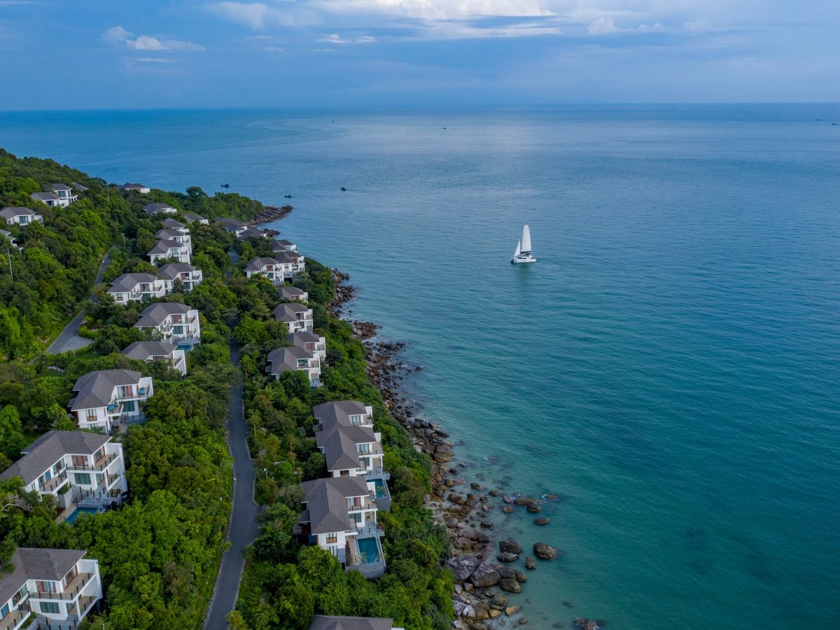 Toàn cảnh Premier Village Phu Quoc Resort với những căn villa riêng tư trải dài trên đồi, hướng trọn tầm nhìn ra biển. (Nguồn: Sưu tầm)