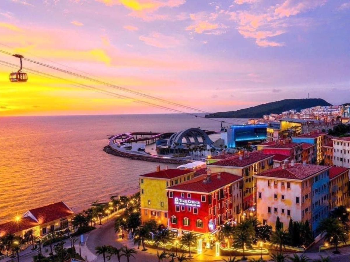 Toàn cảnh Times Corner Hotel với thiết kế hiện đại, nổi bật giữa khu vực An Thới gần ga cáp treo Hòn Thơm. (Nguồn: Sưu tầm)