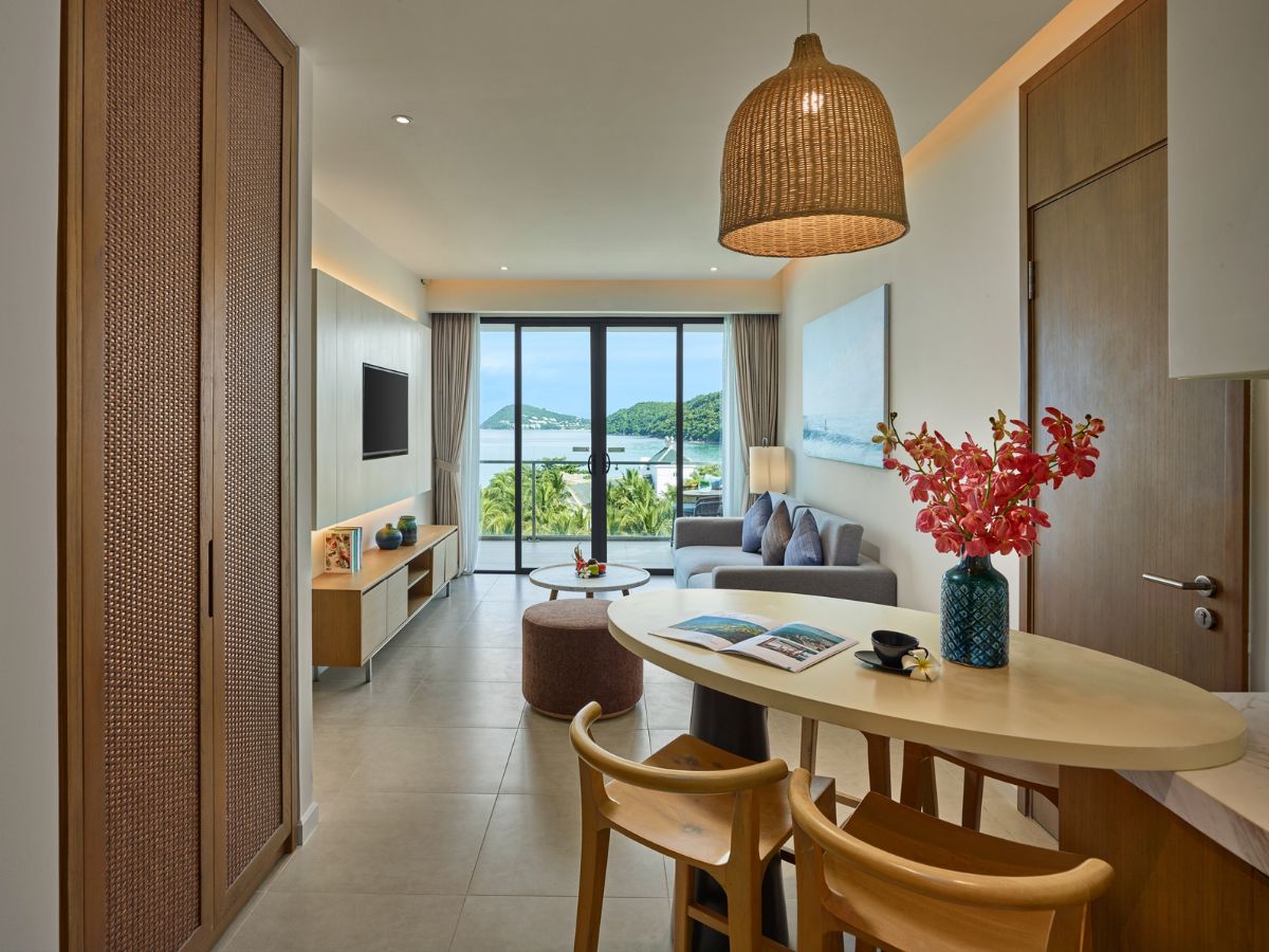 Không gian phòng nghỉ tại Premier Residences Phu Quoc Emerald Bay với ban công hướng biển xanh mát và thiết kế hiện đại, ấm cúng. (Nguồn: Sưu tầm)