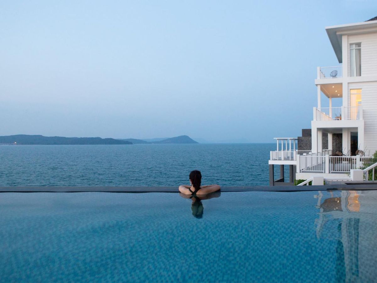 Du khách tận hưởng hồ bơi vô cực riêng tư với view hai mặt biển tuyệt đẹp tại Premier Village Phu Quoc Resort. (Nguồn: Sưu tầm)