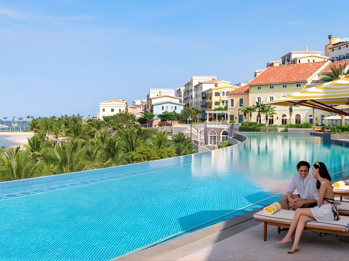 Hồ bơi vô cực tại La Festa Phu Quoc Curio Collection by Hilton nổi bật với view biển lãng mạn và không gian Địa Trung Hải đầy cuốn hút. (Nguồn: Sưu tầm)