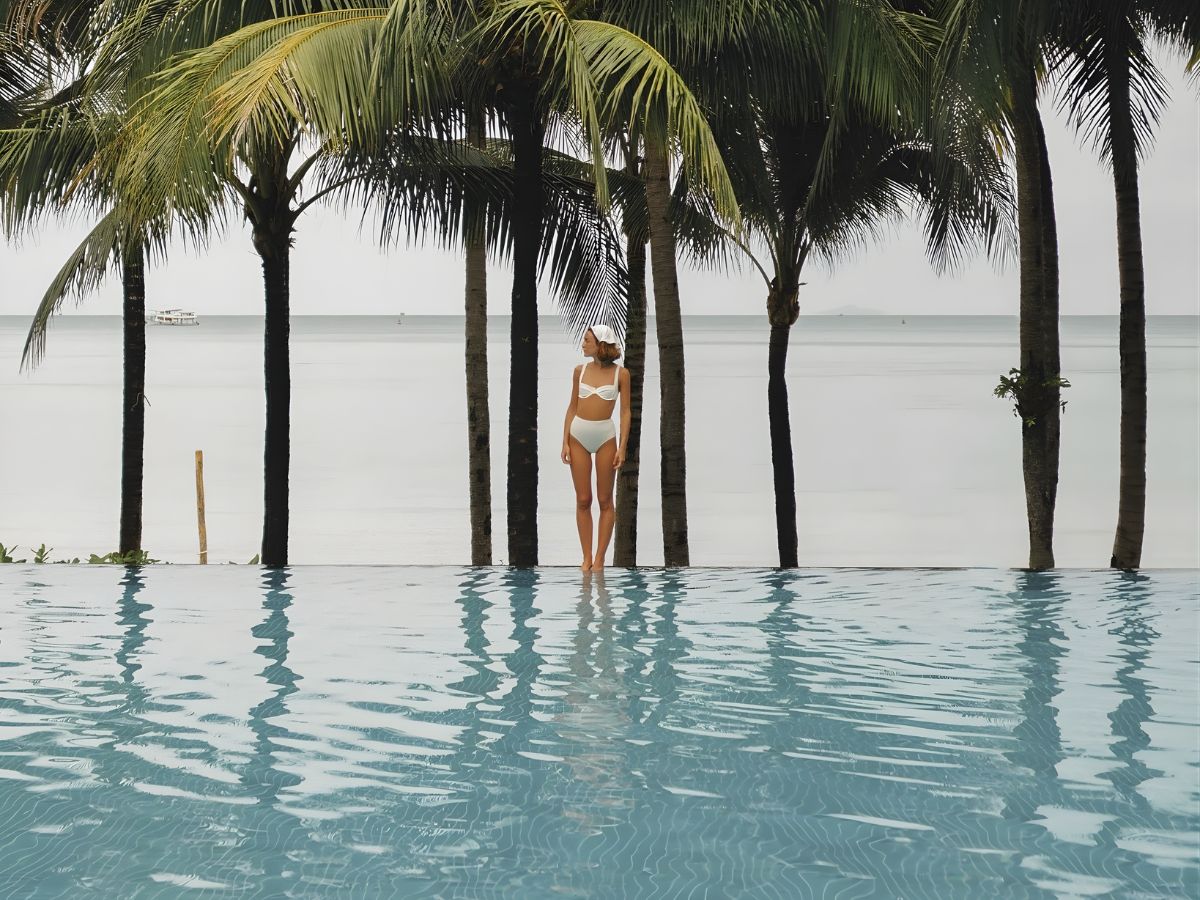 Du khách check-in tại hồ bơi vô cực giữa hàng dừa xanh mát tại JW Marriott Phu Quoc Emerald Bay. (Nguồn: Sưu tầm)