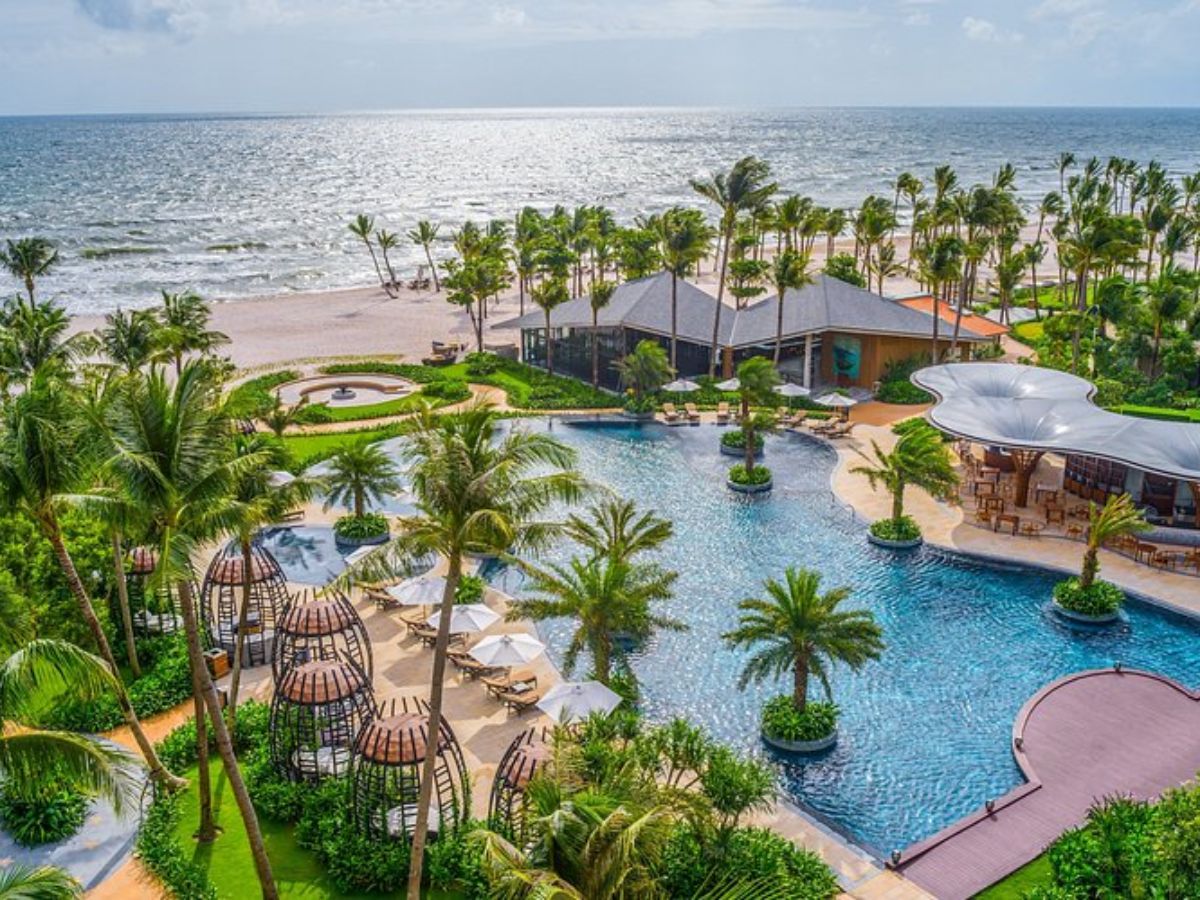 Toàn cảnh InterContinental Phu Quoc Long Beach Resort – khu nghỉ dưỡng nổi bật tại Bãi Trường với hồ bơi rộng, không gian xanh. (Nguồn: Sưu tầm)
