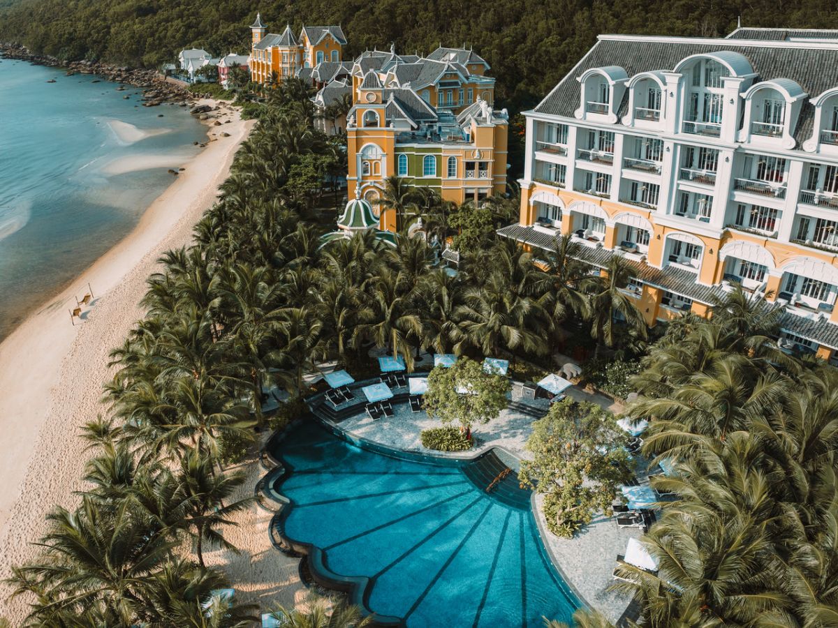 Toàn cảnh JW Marriott Phu Quoc Emerald Bay, biểu tượng nghỉ dưỡng sang trọng tại Bãi Kem với bãi biển riêng và kiến trúc ấn tượng. (Nguồn: Sưu tầm)