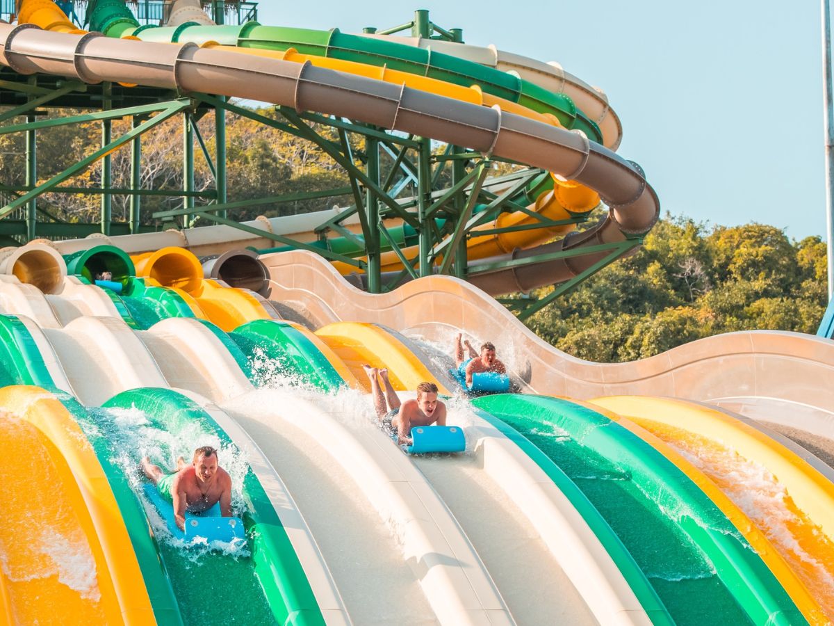 Du khách vui chơi thả ga tại công viên nước Aquatopia – Sun World Hon Thom. (Nguồn: Sưu tầm)