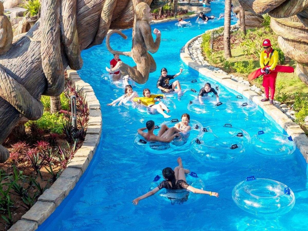 Du khách thả mình thư giãn trên dòng sông lười tại Sun World Hon Thom, tận hưởng nhịp nghỉ dưỡng chậm rãi giữa không gian xanh mát. (Nguồn: Sưu tầm)