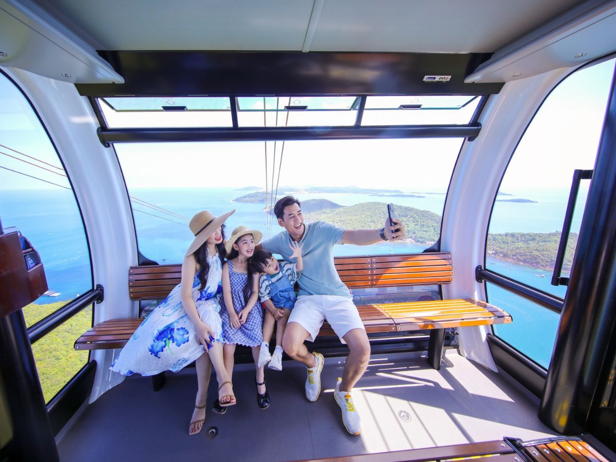 Cả gia đình cùng check-in cáp treo Hòn Thơm, lưu lại khoảnh khắc đáng nhớ giữa không trung. (Nguồn: Sưu tầm)