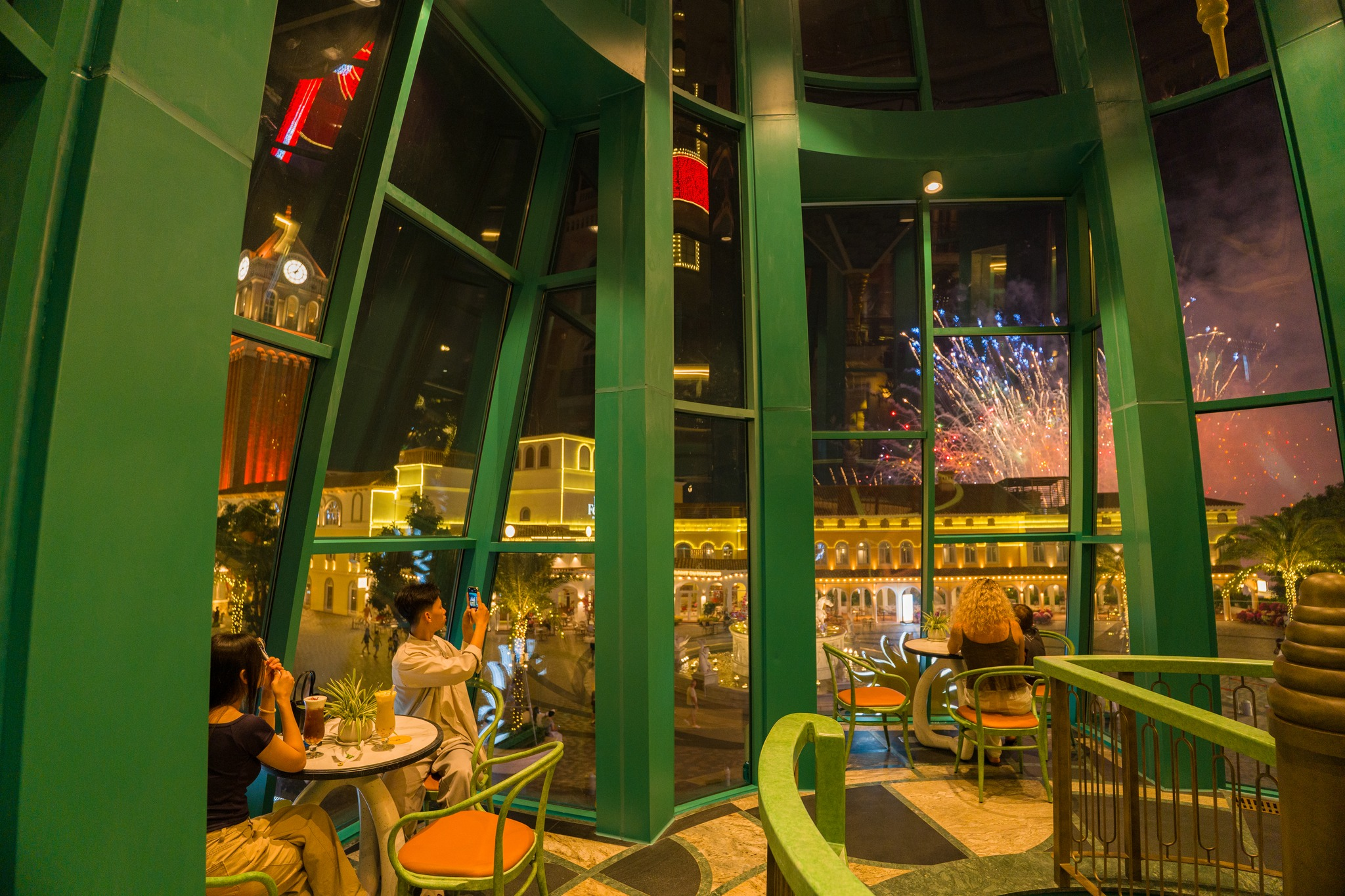 Apollo Cafe có nhiều góc để du khách ngắm trọn vẹn màn pháo hoa rực rỡ tại Thị trấn Hoàng Hôn. (Nguồn: Sưu tầm)