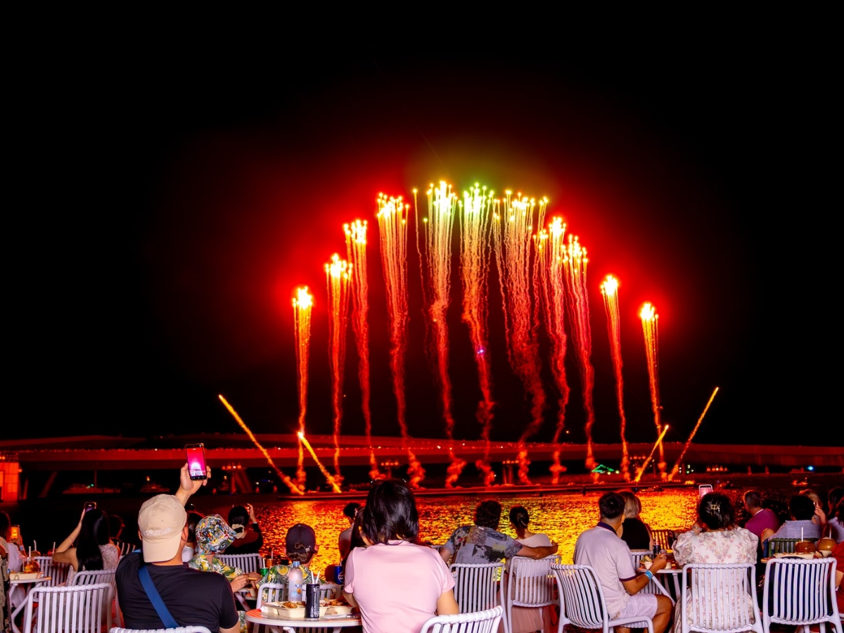 Combo Dinner show bao gồm quyền lợi thưởng thức show Bản giao hưởng đại dương ngay từ nhà hàng. (Nguồn: Sưu tầm)