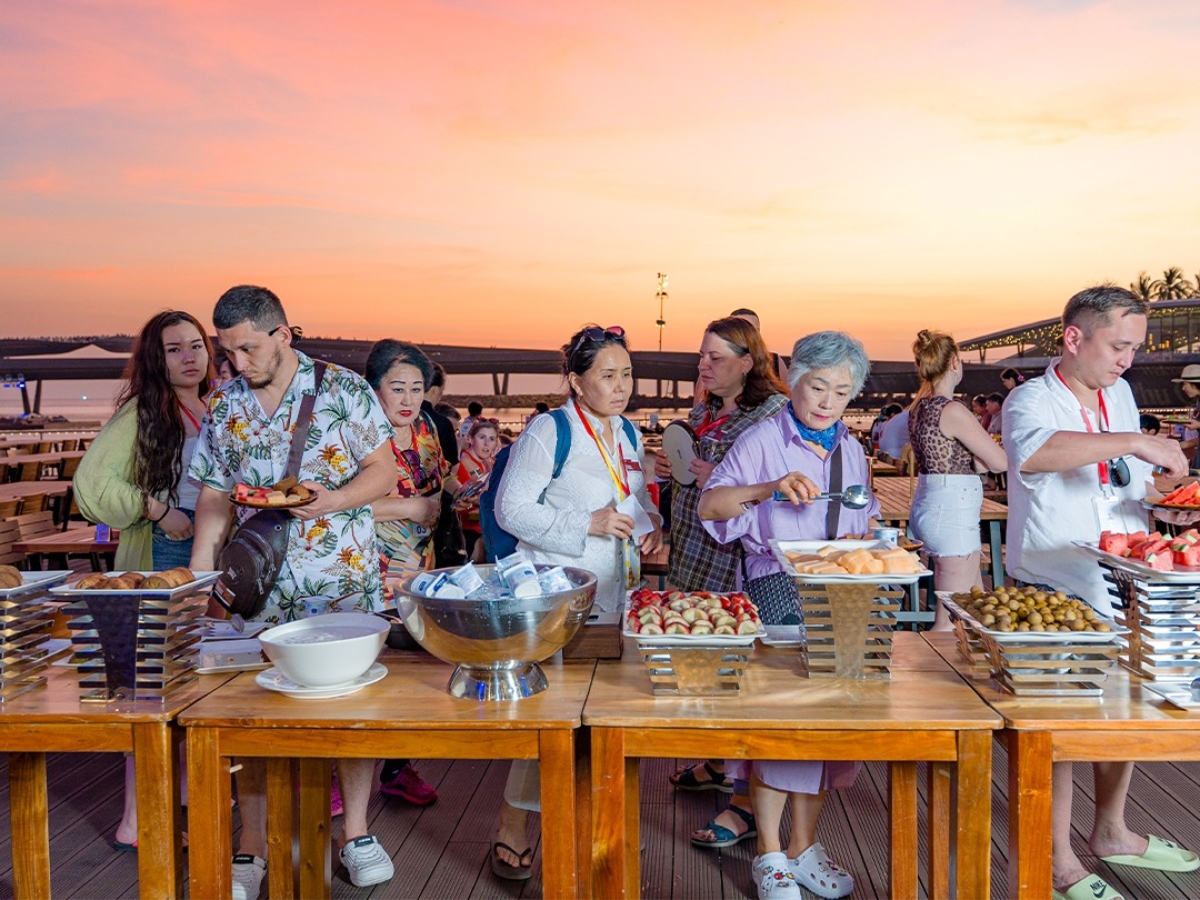 Du khách thoải mái lựa chọn những món ăn hấp dẫn trong quầy buffet. (Nguồn: Sưu tầm)