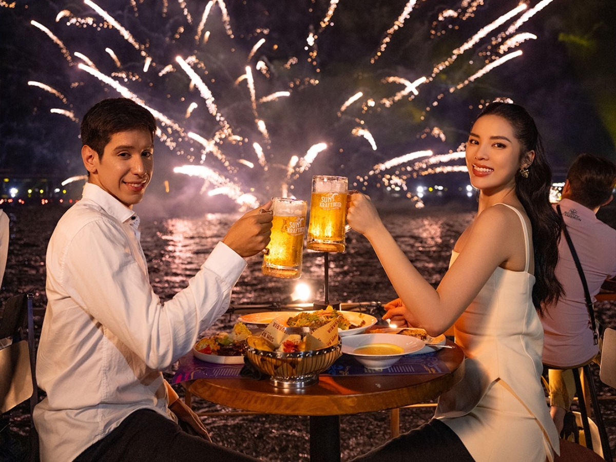 Du khách vừa thưởng thức bia vừa tận hưởng những màn trình diễn ấn tượng trên biển. (Nguồn: Sưu tầm)