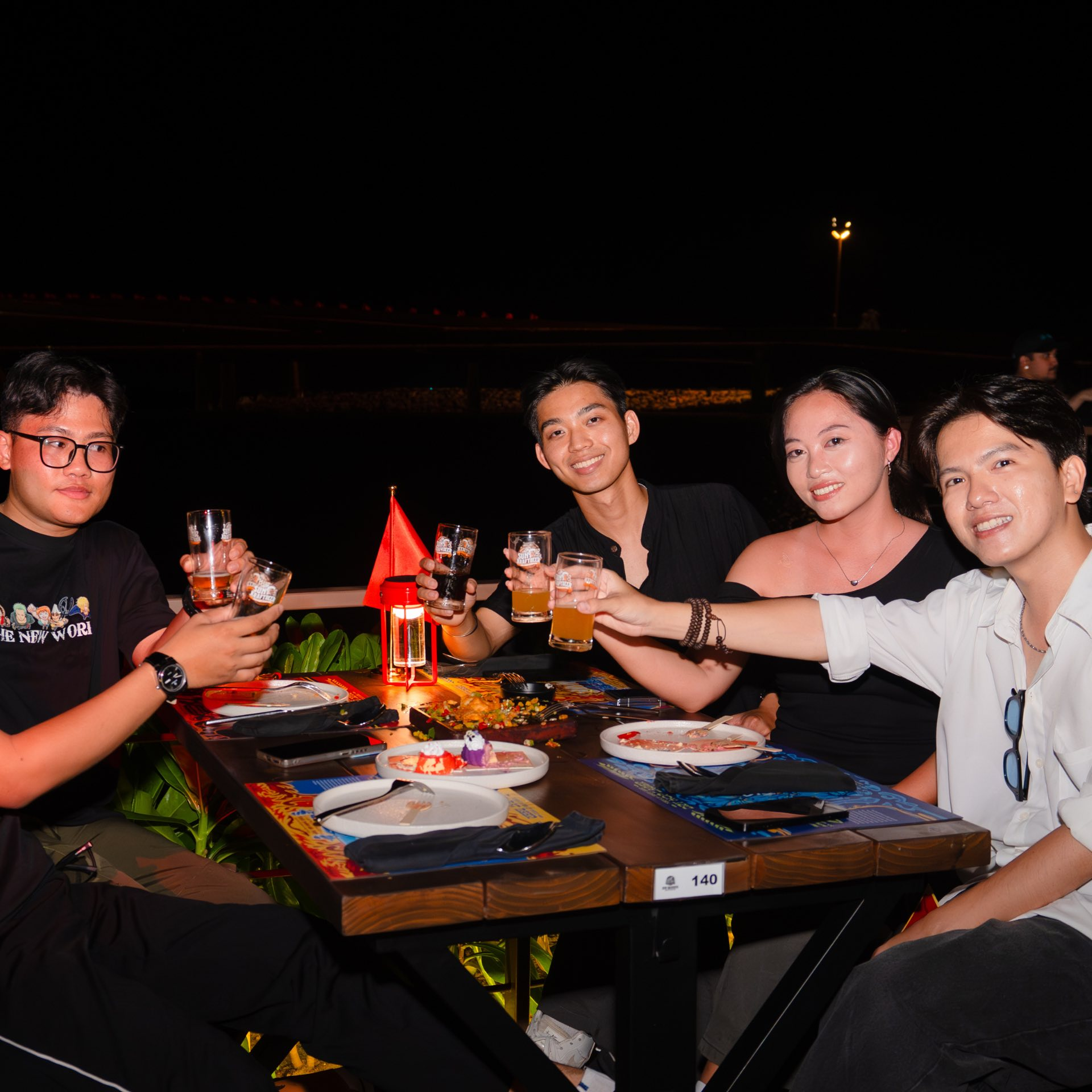 Du khách thưởng thức bia Sun KraftBeer trong không gian rộng thoáng bên bờ biển. (Nguồn: Sưu tầm)