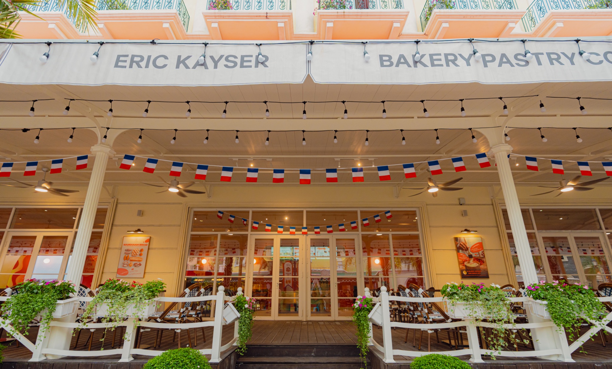 Hai cửa hàng Maison Kayser và Eric Kayser tại Thị trấn Hoàng Hôn đều nằm trên cung đường thuận tiện để du khách kết hợp với các trải nghiệm khác