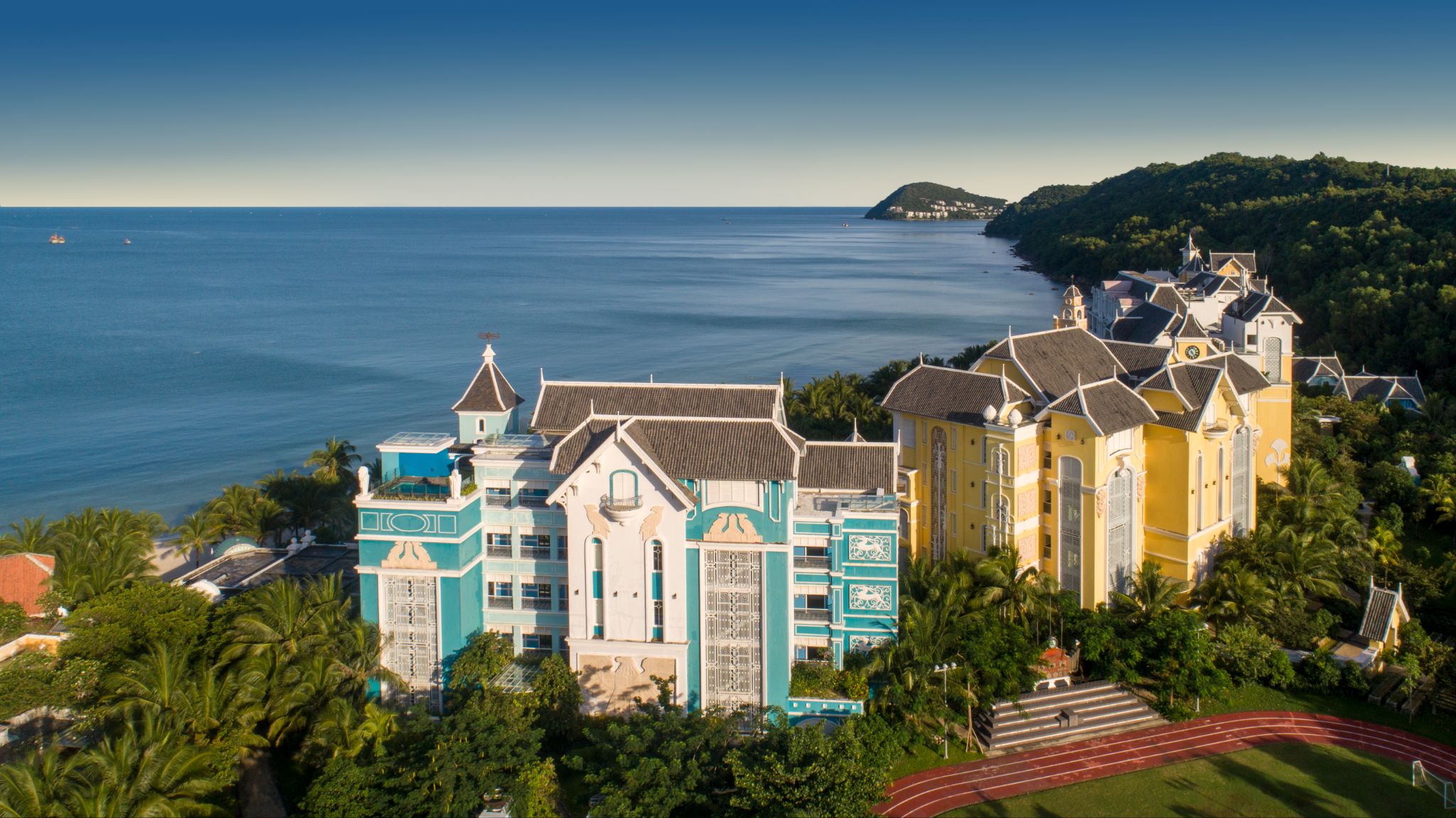 JW Marriott Phu Quoc Emerald Bay Resort nổi bật với quần thể kiến trúc độc đáo của một trường đại học giả tưởng