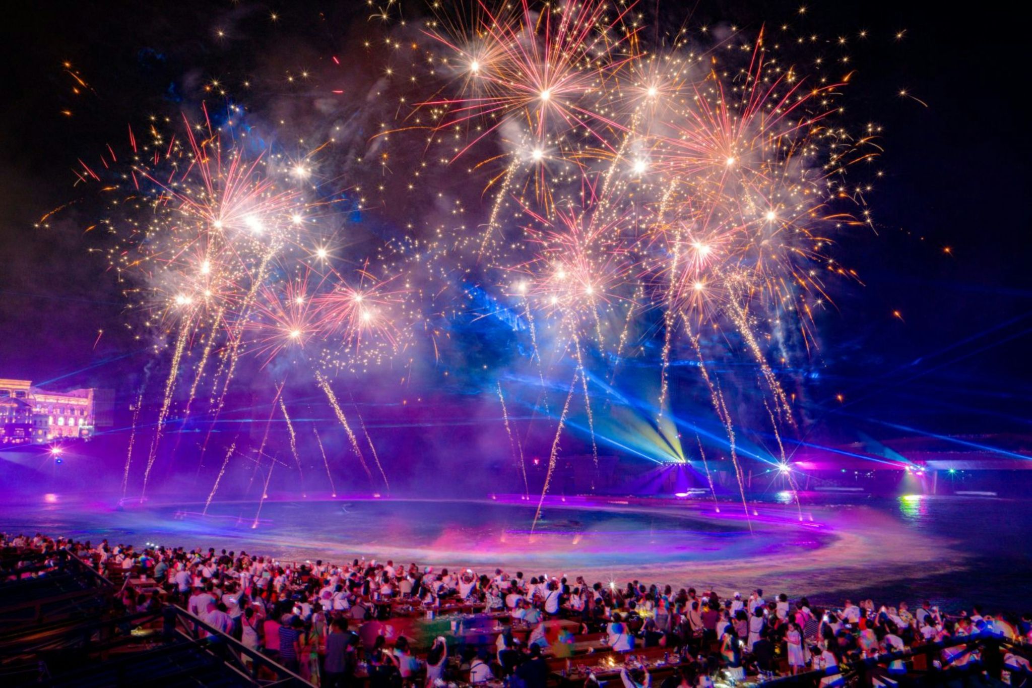 Màn pháo hoa show Symphony of The Sea rực sáng hàng đêm trên bầu trời Thị trấn Hoàng Hôn