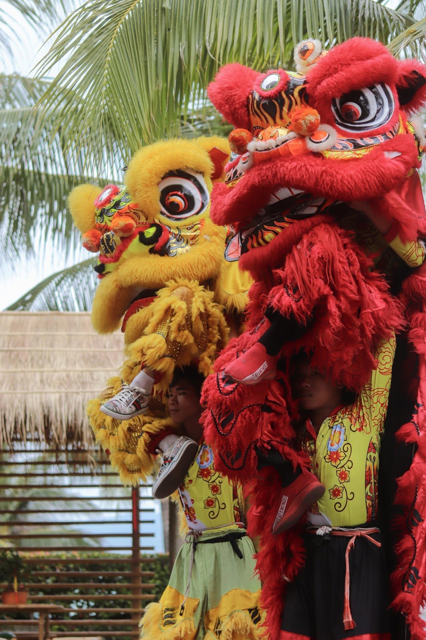 Tiếng trống múa lân rộn ràng tái hiện không khí hội trăng rằm truyền thống giữa không gian biển đảo Nam Phú Quốc.