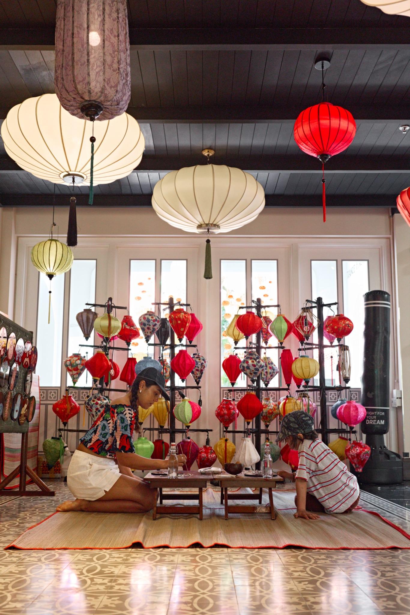 Trải nghiệm làm lồng đèn thủ công tại Kids Club - JW Marriot Phu Quoc, nơi cha mẹ cùng con trẻ gửi gắm niềm vui vào từng sắc màu mùa trăng.