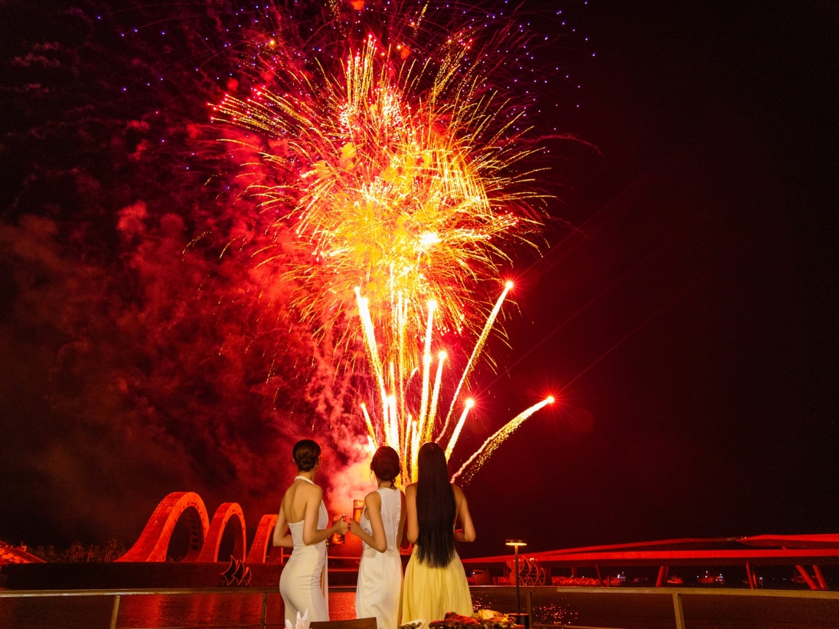 hưởng thức những show diễn nghệ thuật và màn bắn pháo hoa rực rỡ.
