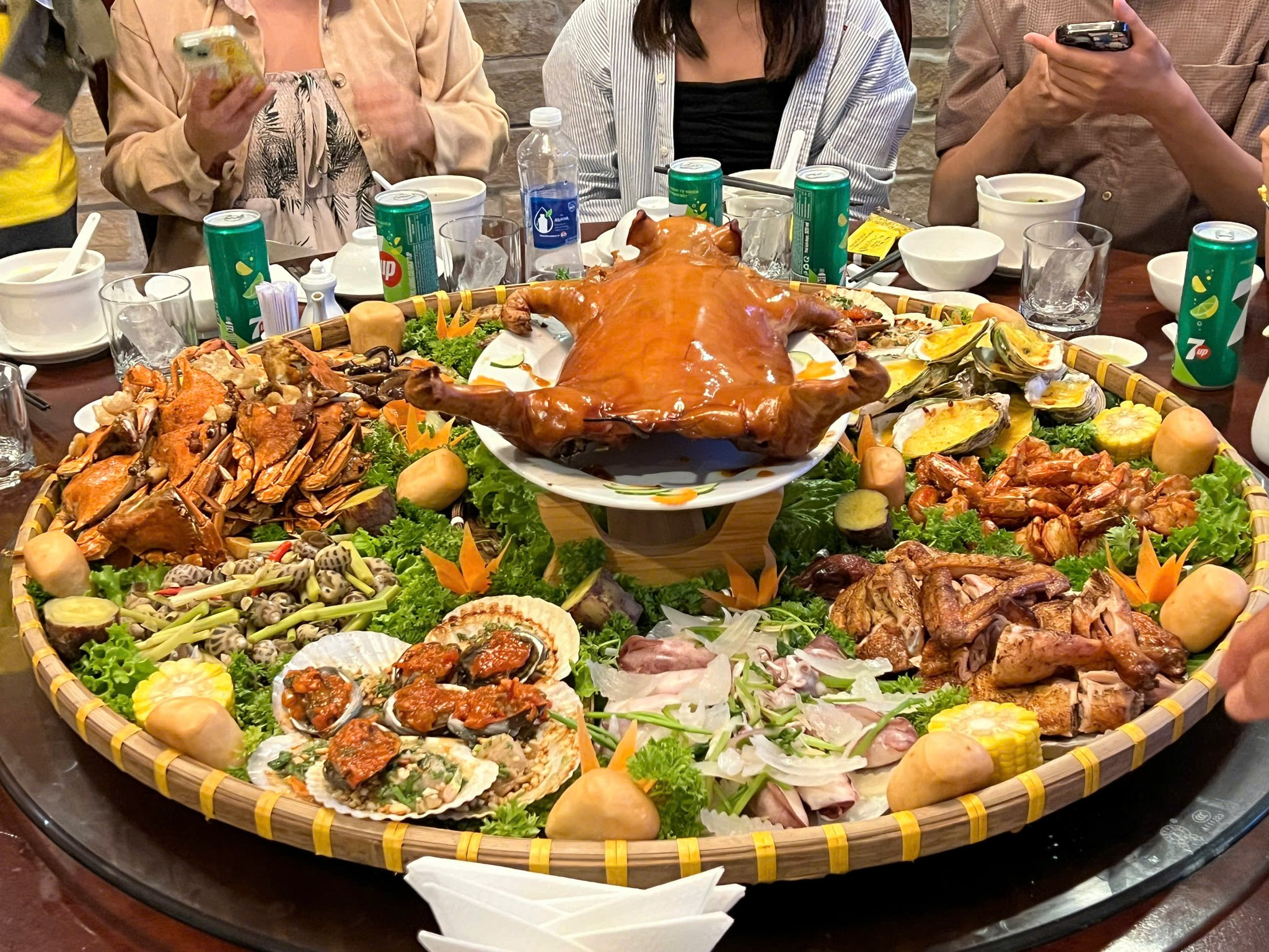 Mâm hải sản tươi ngon, chất lượng tại nhà hàng Ngự Uyển Phú Quốc.