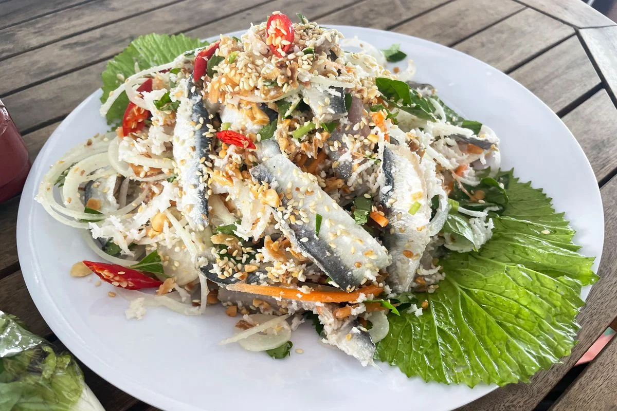 Gỏi cá trích là đặc sản du khách không nên bỏ lỡ khi có dịp ghé thăm đảo Ngọc