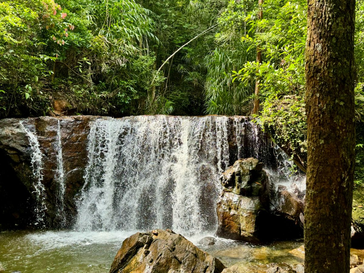 Khung cảnh hùng vĩ của suối Tranh.