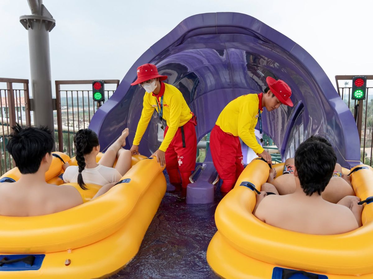 Du khách nên chú ý tuân thủ các vấn đề về an toàn khi vui chơi các trò chơi ở công viên nước Hà Nam. (Nguồn: Sưu tầm)
