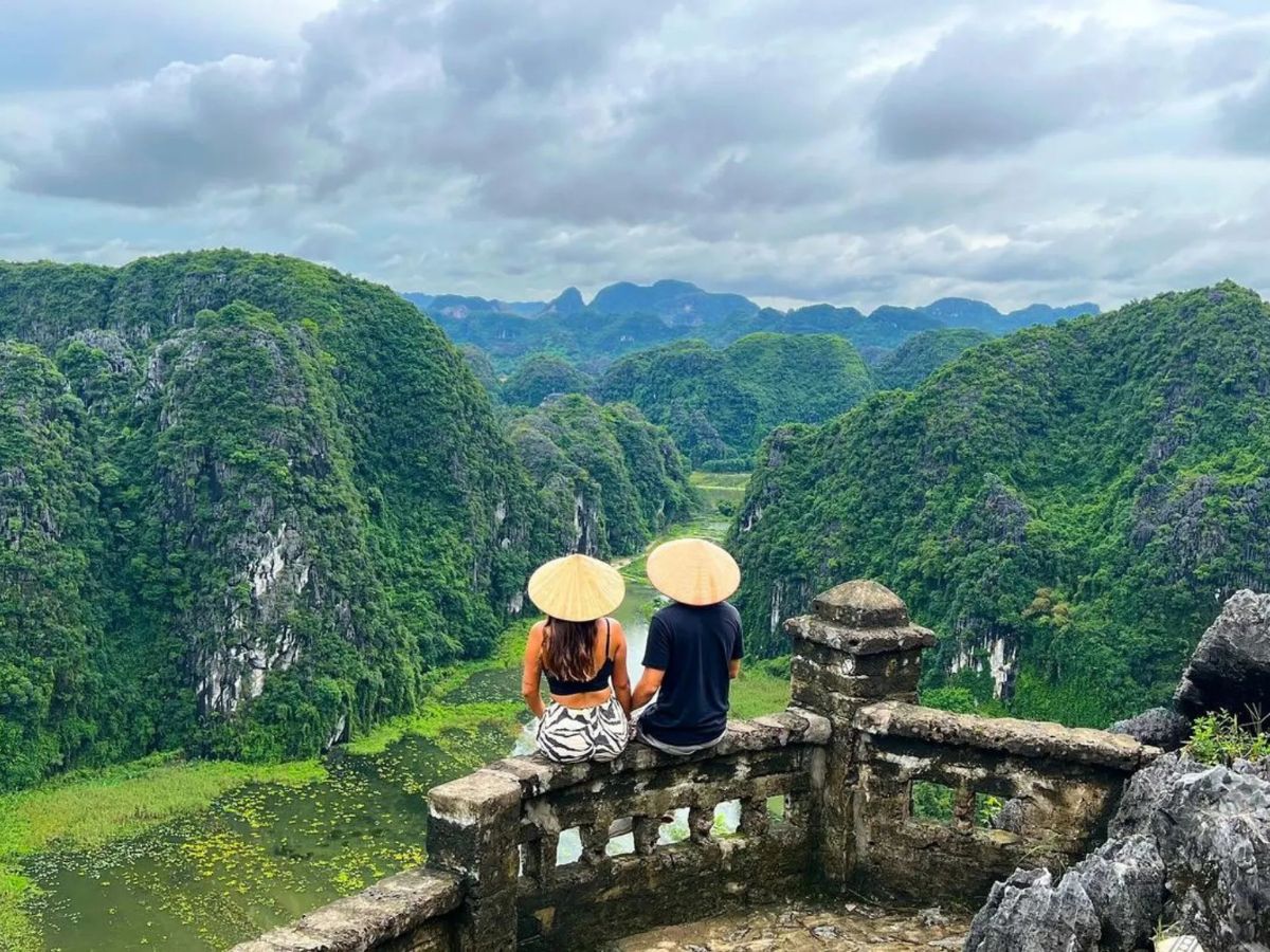 Hang Múa nổi bật với cảnh núi non hùng vĩ, tầm nhìn bao trọn cánh đồng lúa Tam Cốc. (Nguồn: Sưu tầm)