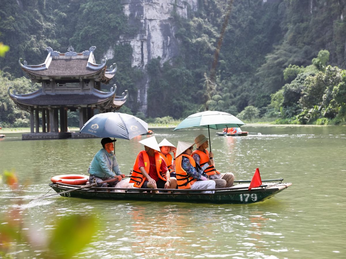 Tràng An có cảnh đẹp thiên nhiên hùng vĩ, hệ thống hang động xuyên thủy kỳ ảo và các đền chùa linh thiêng. (Nguồn: Sưu tầm)