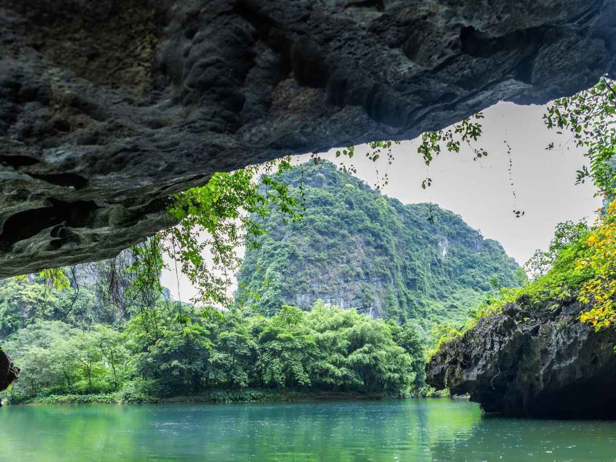 Hang Sáng tại Tràng An nổi bật với không gian lòng hang rộng lớn, hệ thống nhũ đá tự nhiên và hiệu ứng ánh sáng kỳ ảo. (Nguồn: Sưu tầm)