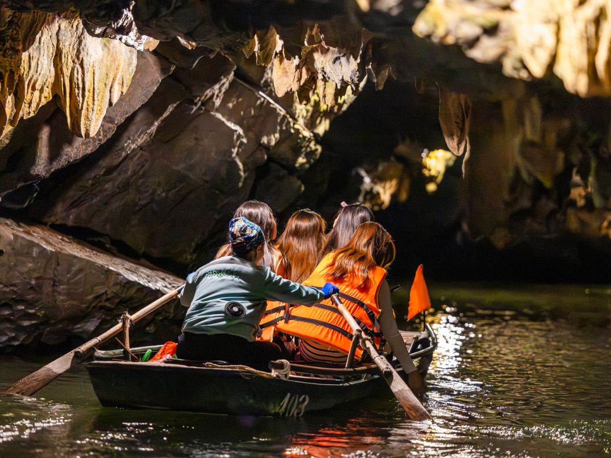 Thời điểm thích hợp nhất để tham quan các hang động tại Tràng An là vào mùa xuân và mùa lúa chín. (Nguồn: Sưu tầm)