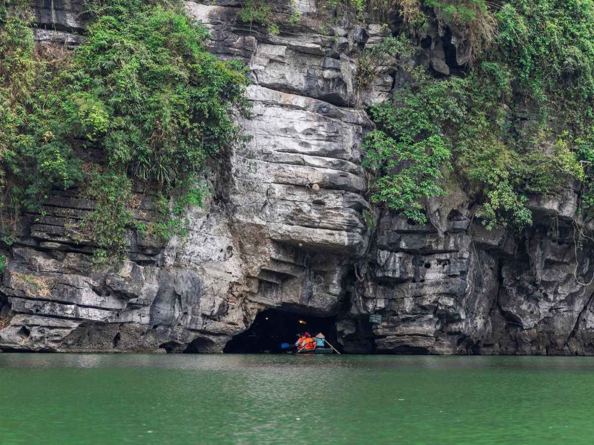 Hệ thống hang động Tràng An nổi tiếng nhờ giá trị địa chất hàng triệu năm và danh hiệu di sản thế giới. (Nguồn: Sưu tầm)