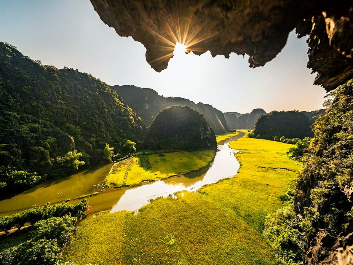 Bình minh tại Tam Cốc mang đến vẻ đẹp thơ mộng khi ánh nắng đầu ngày phản chiếu trên dòng sông Ngô Đồng. (Nguồn: Sưu tầm)