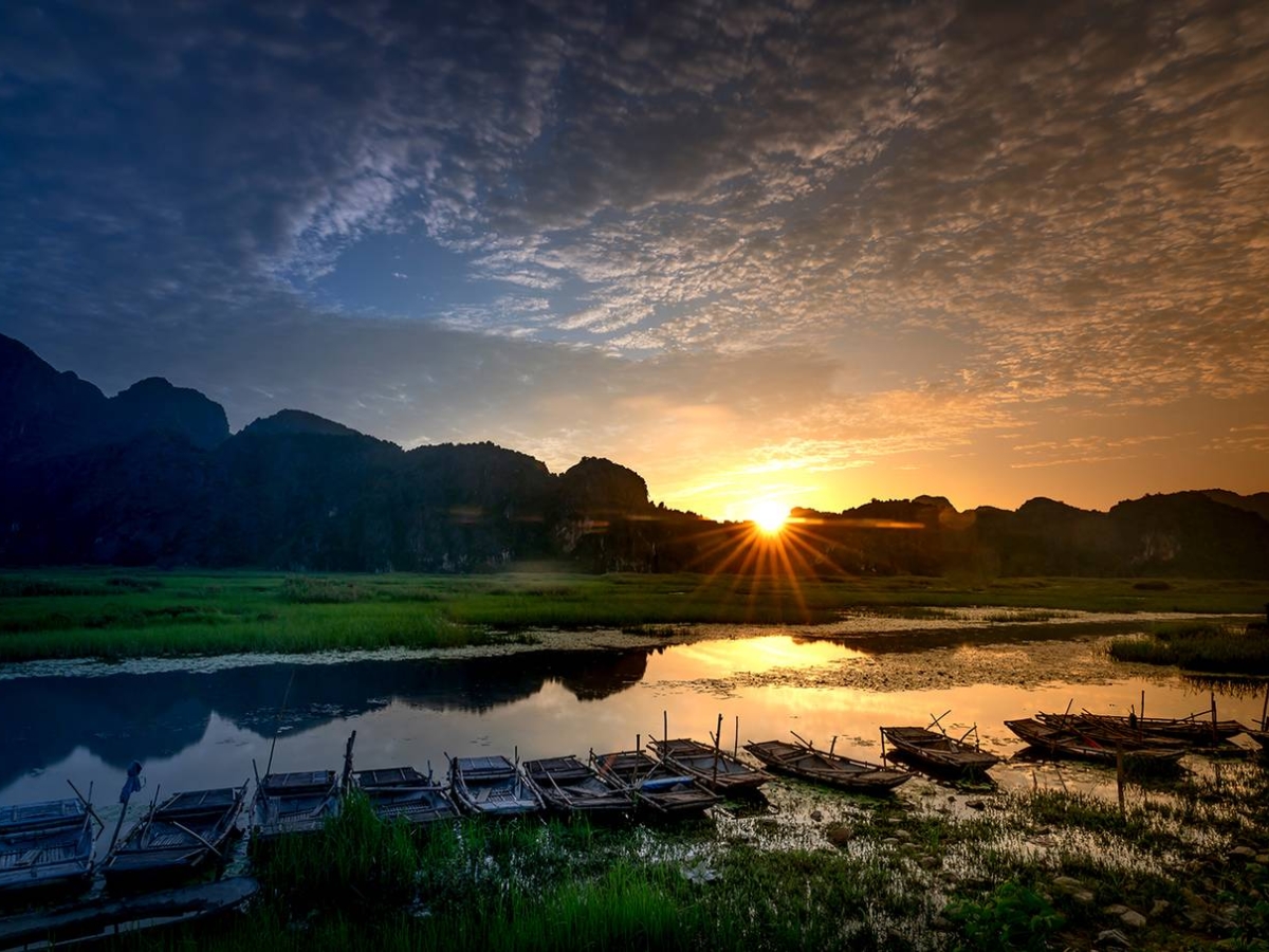 Khoảnh khắc bình minh tại Đầm Vân Long mang vẻ đẹp yên bình với cảnh sắc thiên nhiên nguyên sơ và thơ mộng. (Nguồn: Sưu tầm)