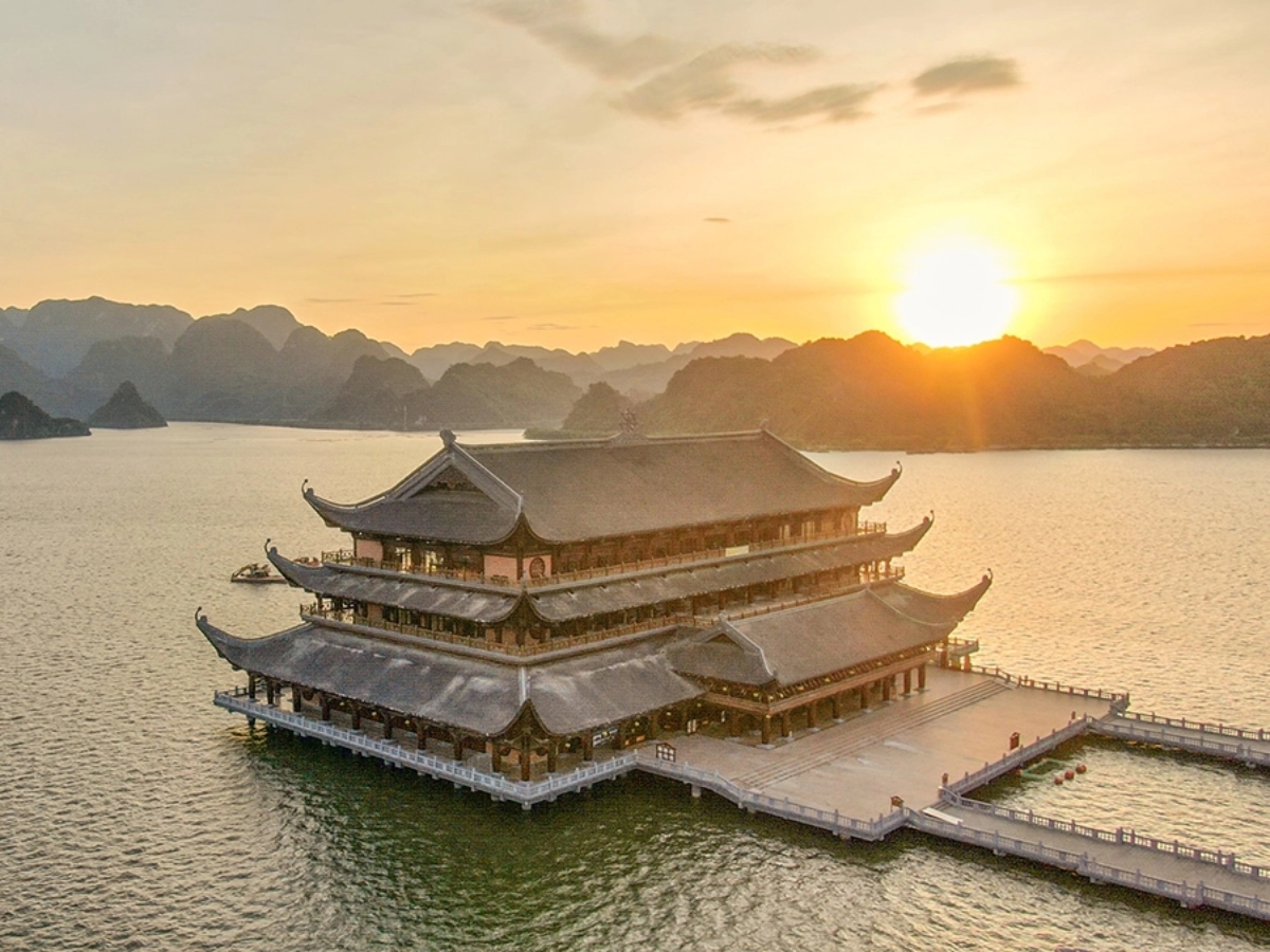 Khoảnh khắc hoàng hôn tại Hồ Tam Chúc tạo nên khung cảnh thơ mộng với ánh nắng cuối ngày phủ lên mặt nước yên bình. (Nguồn: Sưu tầm)