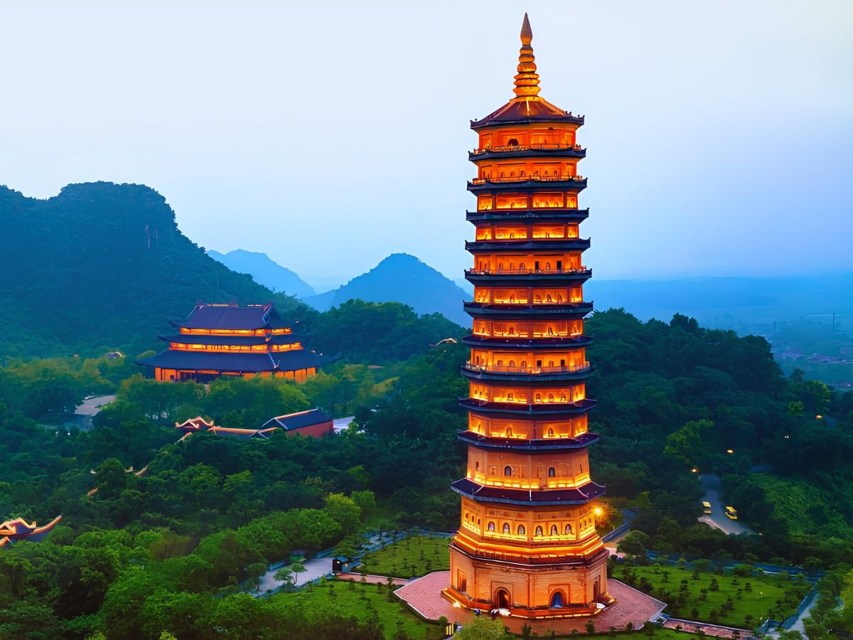 Bảo Tháp chùa Bái Đính nổi bật giữa núi non hùng vĩ, mang vẻ đẹp uy nghi và thanh tịnh của chốn thiền môn. (Nguồn: Sưu tầm)