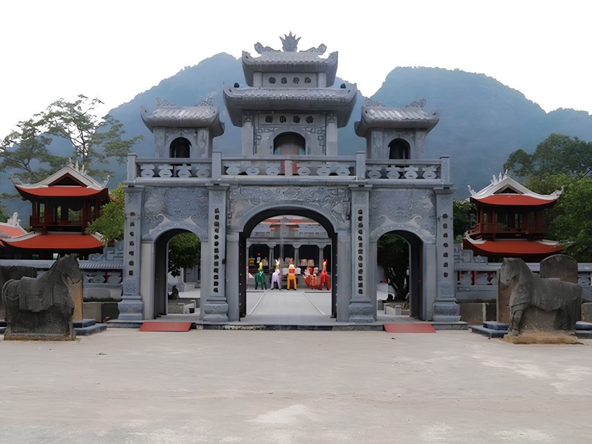 Cổng của đền Thái Vi với những câu đối được chạm trổ tinh xảo. Phần kiến trúc mang đậm hơi thở thời gian. (Nguồn: Sưu tầm)