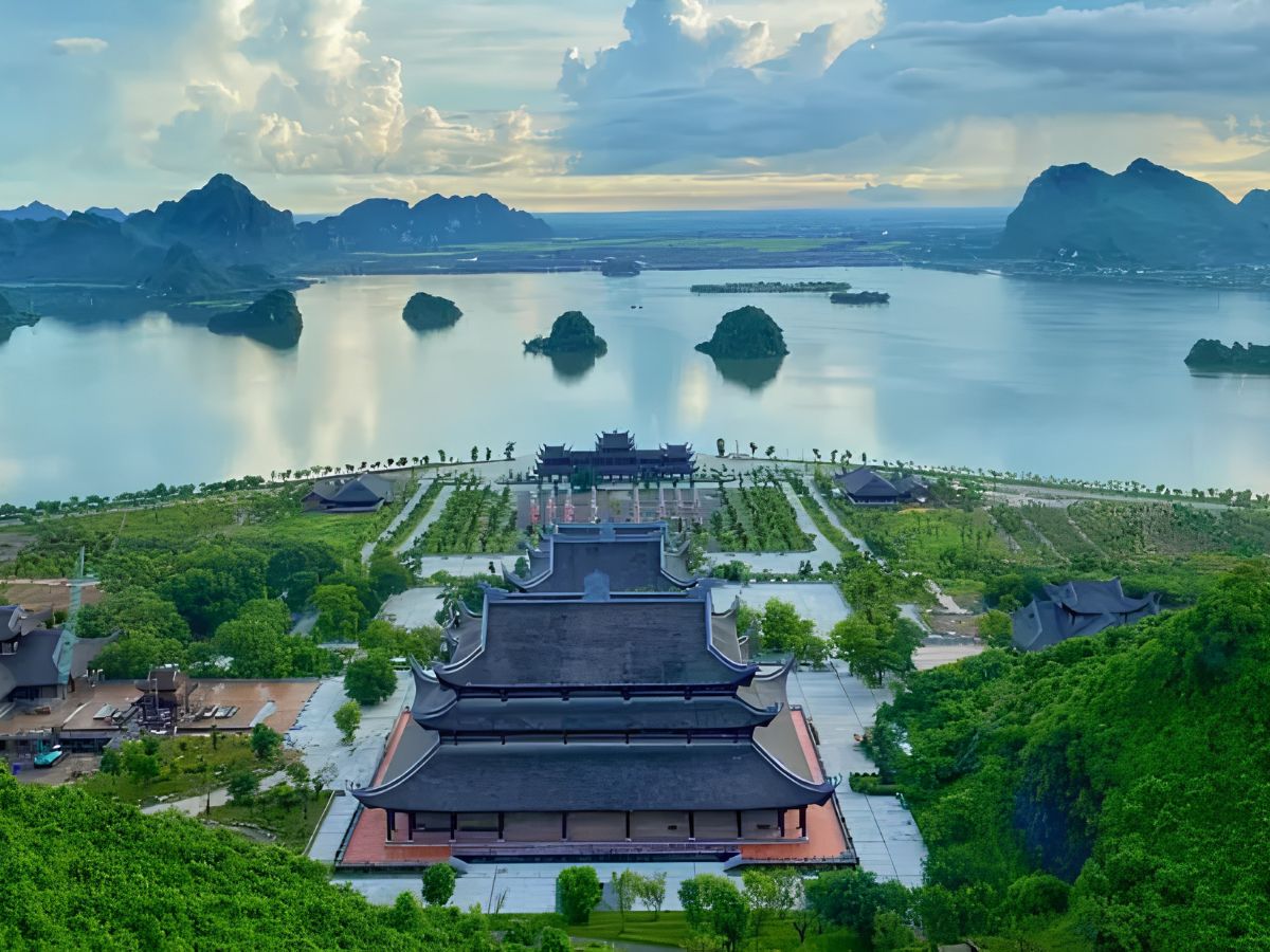 Chùa Tam Chúc nổi bật giữa non nước hữu tình, tạo nên không gian tâm linh thanh tịnh và ấn tượng. (Nguồn: Sưu tầm)
