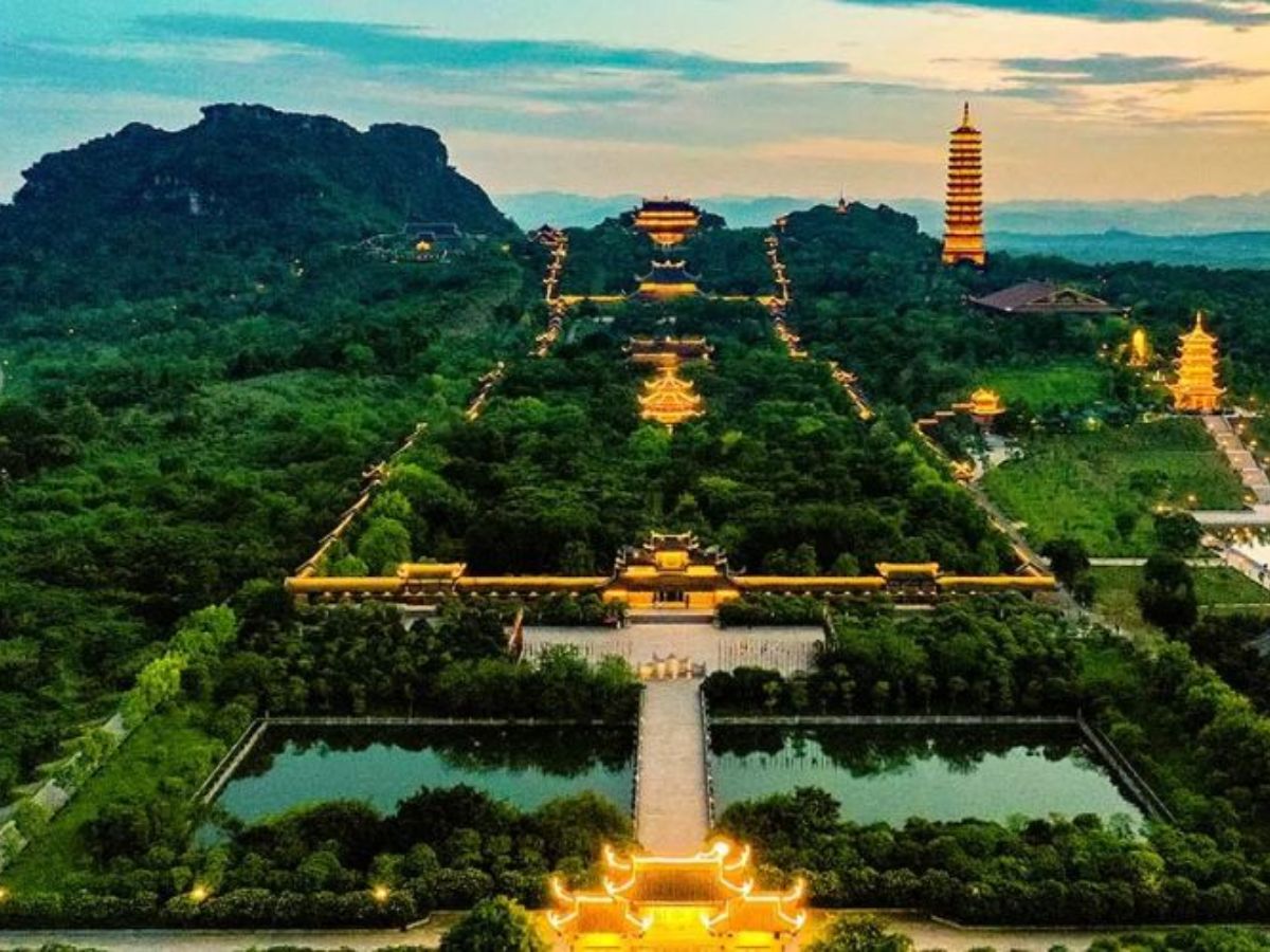 Ninh Bình nổi bật với những điểm đến tâm linh mang vẻ đẹp cổ kính, linh thiêng giữa thiên nhiên núi non hùng vĩ. (Nguồn: Sưu tầm)