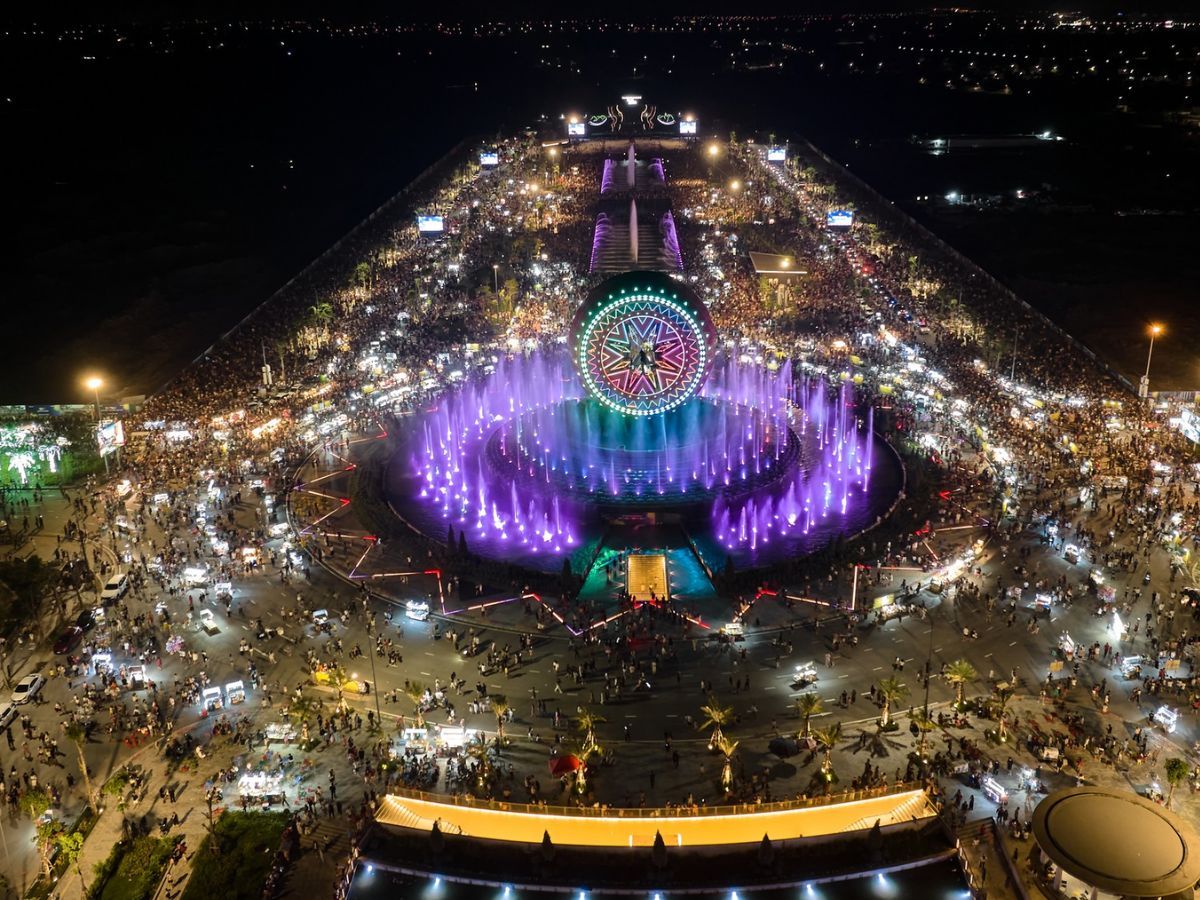 Show nhạc nước được tổ chức dọc đại lộ lễ hội bên Kênh Vua Lê. (Nguồn: Sưu tầm)