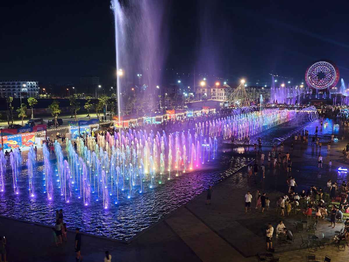 Show nhạc nước tại khu đô thị Sun Urban City Hà Nam hoàn toàn miễn phí cho tất cả mọi người và không bán vé vào cửa. (Nguồn: Sưu tầm)