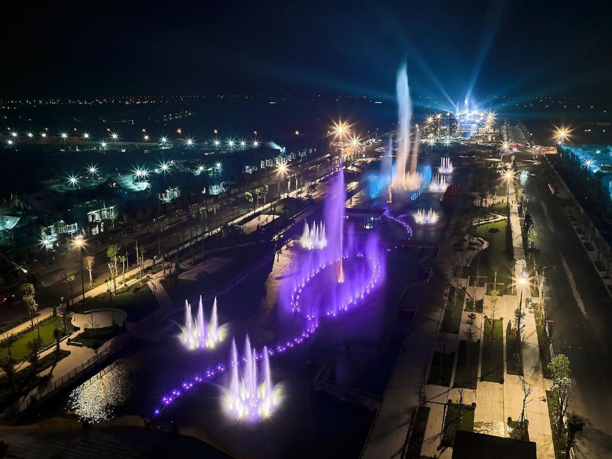 Các cột nước tại hệ thống nhạc nước Sun Urban City Hà Nam được lập trình để chuyển động và vươn cao hoàn toàn theo nhịp điệu của âm thanh. (Nguồn: Sưu tầm)